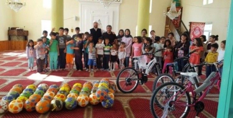 Çiçekdağı ilçesinde Kur’an kursu öğrencilerine bisiklet ve top hediyesi