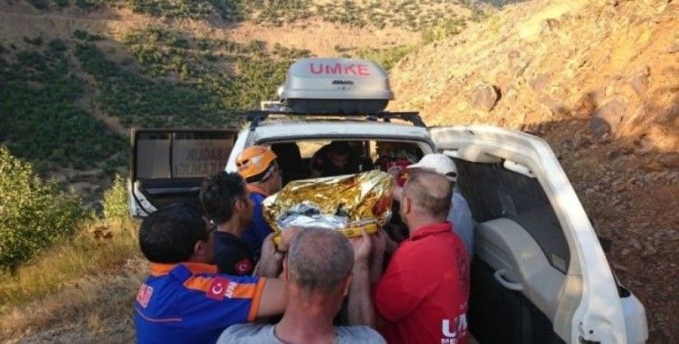 Bingöl’de ekipler yaralıyı dereden sedyeyle taşıyarak kurtardı