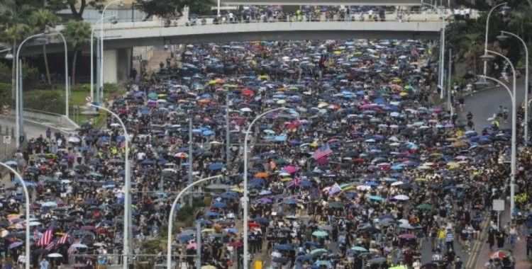 Hong Konglu protestocular İngiltere’den yardım istedi
