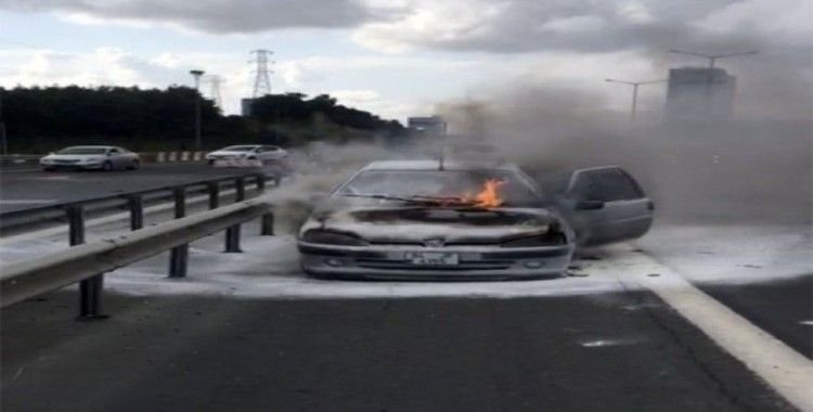 (Özel) TEM Otoyolu’nda otomobil alev alev yandı