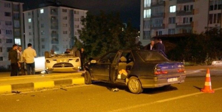 Kastamonu’da kavşakta iki otomobil çarpıştı: 4 yaralı