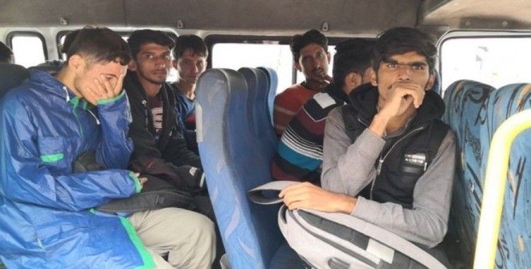 Sahte pasaportlu göçmenleri polisin dikkati yakalattı