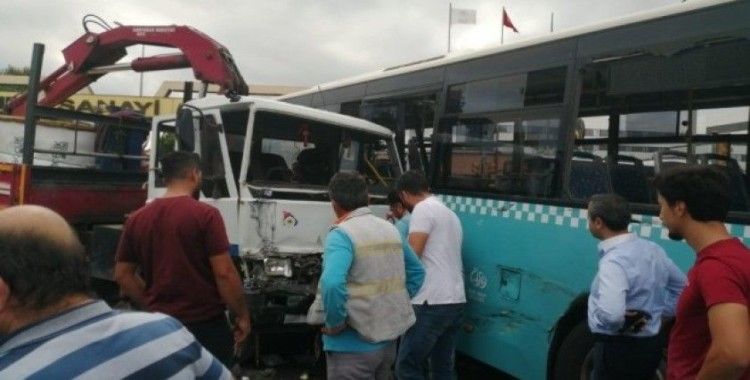 Ümraniye’de vinç özel halk otobüsüne çarptı: 9 yaralı