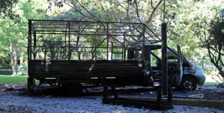 Antalya’da belediye işçilerini taşıyan kamyonet alev alev yandı