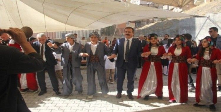 Hakkari’de İlköğretim Haftası halaylarla kutlandı