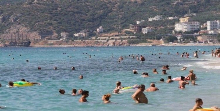 Alanya’da güneşli havayı fırsat bilenler plajlara akın etti