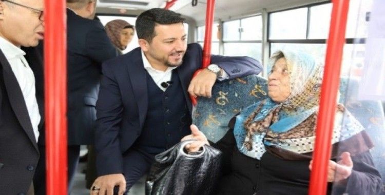Belediye başkanı makamına halk otobüsü ile gitti