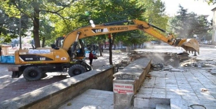 Isparta Belediyesi, yenilemek üzere eski cami tuvaletini yıktı