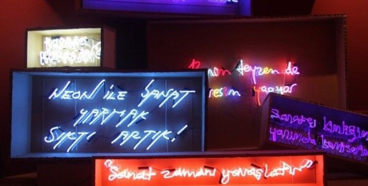 Neon'ları konuşturan 'Absürt' sergi sanatseverleri bekliyor
