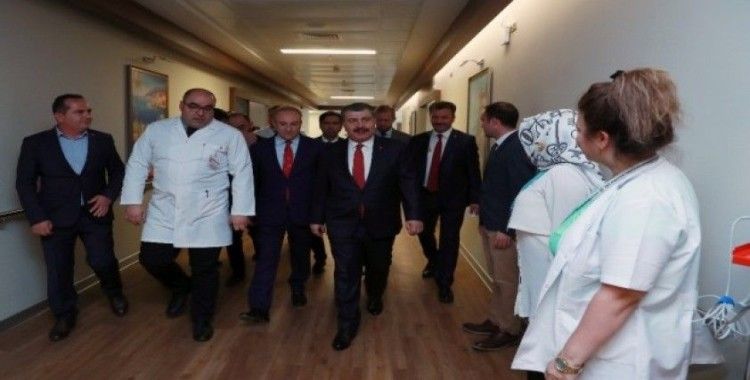 Sağlık Bakanı Koca, Fatma Girik’i Şehir Hastanesinde ziyaret etti