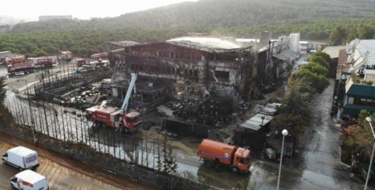 Tuzla’da yanan fabrikadaki hasar havadan görüntülendi