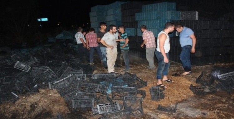 Alaşehir’de plastik kasa imalathanesinde yangın