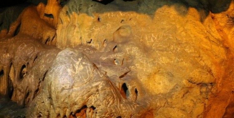 3 milyon yıllık mağaranın sütunlarına yazı yazdılar