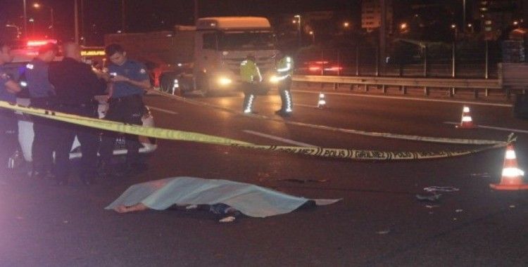 TEM’de yolun karşısına geçmeye çalışan kadına otomobil çarptı: 1 ölü