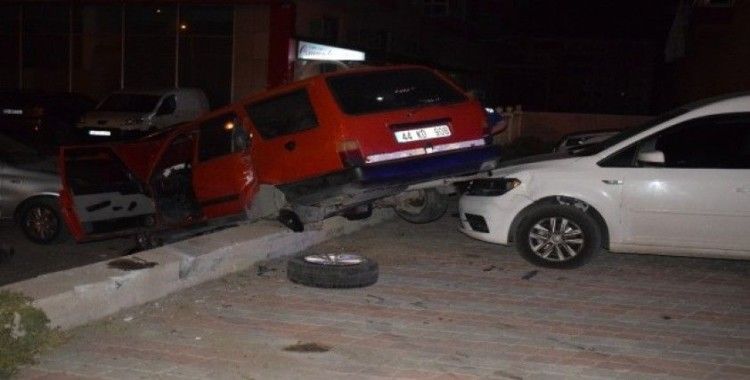 Malatya’da otomobil park halindeki araçların üzerine uçtu: 1 yaralı