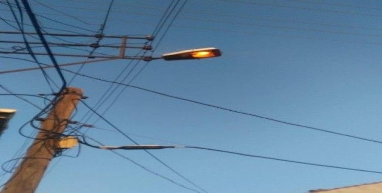 Hava kararmadan yanan sokak lambaları tepki çekiyor