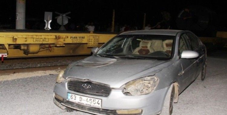 Tarsus’ta tren ile otomobil çarpıştı: 4 yaralı