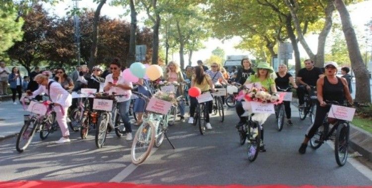 ‘Süslü Kadınlar’ süslü bisikletleriyle caddelerde