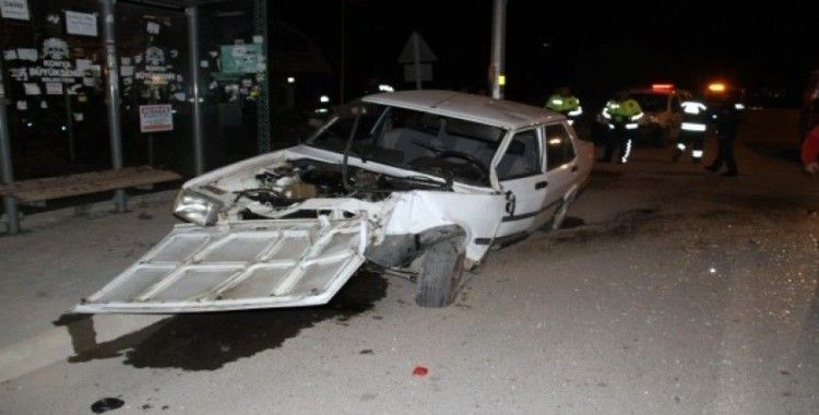 Konya’da otomobil direğe çarptı: 2 yaralı