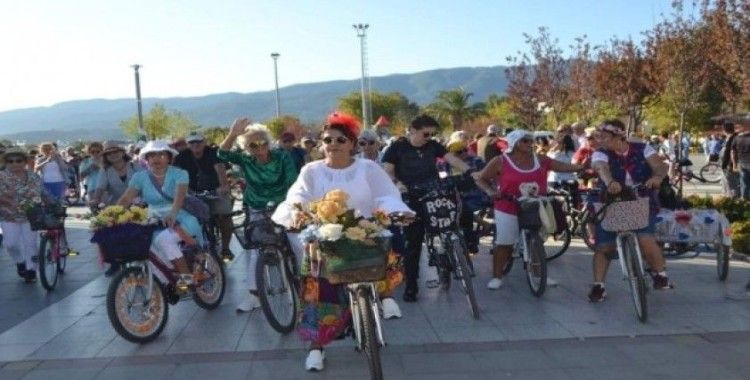 Edremit’te ’Süslü Kadınlar Bisiklet Tur’u caddeleri renklendirdi