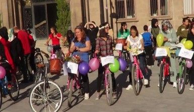 Süslü kadınlar bisiklet turu düzenlendi