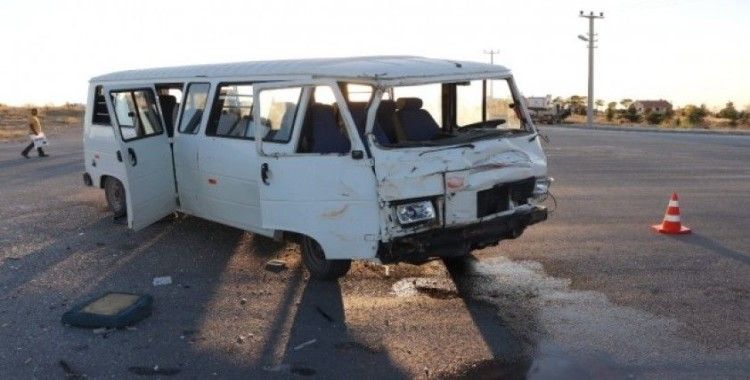 Karaman’da iki minibüs çarpıştı: 15 yaralı