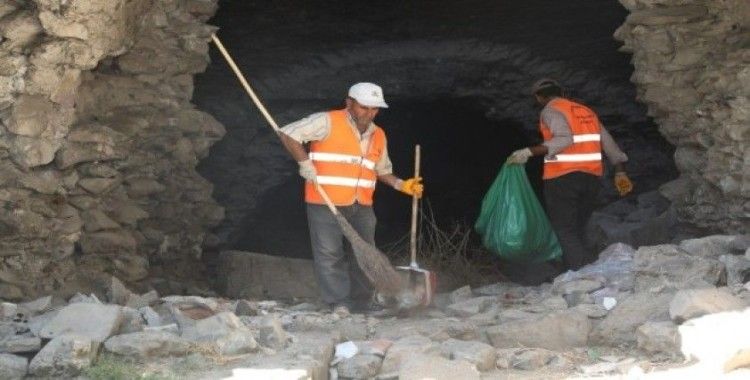 Büyükşehir Belediyesi ekipleri, tarihi surların etrafını temizliyor