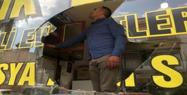 Erzincan’da iş yerine parke taşıyla saldırı anı güvenlik kamerasına yansıdı