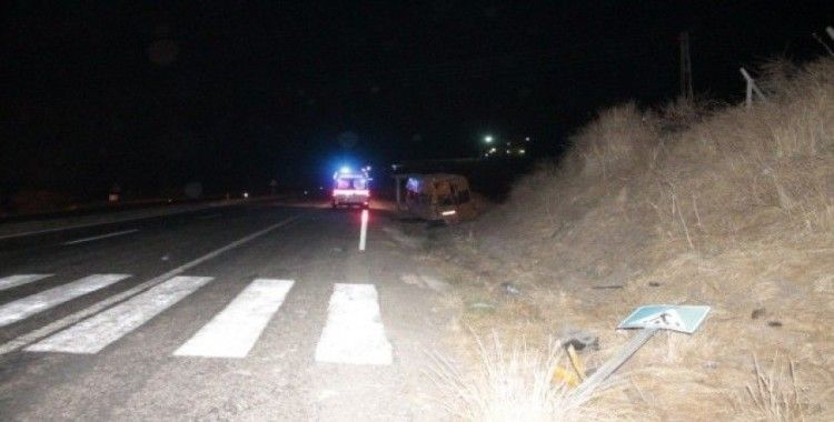 Kaçak göçmenleri taşıyan minibüs kaza yaptı: 1 ölü, 4'ü ağır 12 kişi yaralı