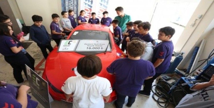 Gençler üniversiteli ağabeylerinin yaptığı elektromobil aracı inceledi
