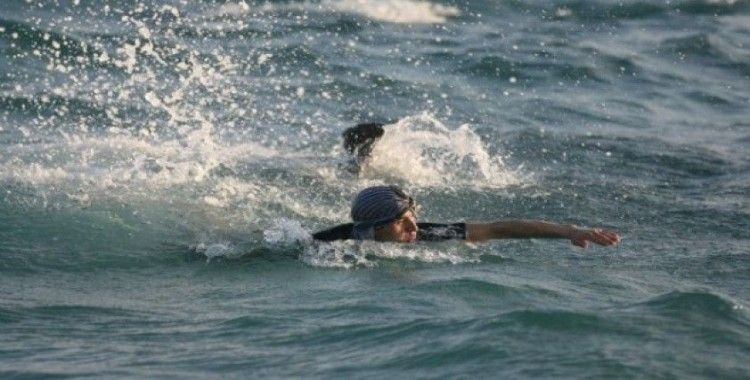 Yüzerek Sakız Adası’na kaçarken yakalandı