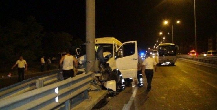 Manavgat’ta tur minibüsü çelik bariyere çarptı: 5 yaralı