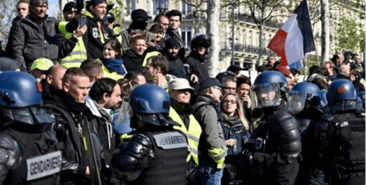Fransa’da bu kez 22 bin polis sokağa çıktı