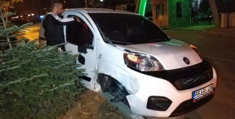 Samsun’da 2 otomobile çarpan aracın sürücüsü kaçtı