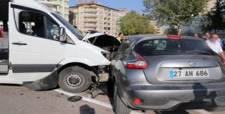 Gaziantep’te öğrenci servisi kaza yaptı: 6 yaralı