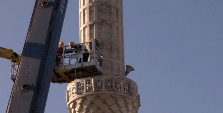 Arnavutköy’de depremde hasar gören caminin minaresi sökülüyor