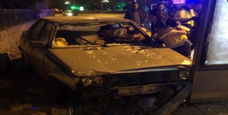 Başkent’te otomobil reklam panosuna çarptı: 1 yaralı