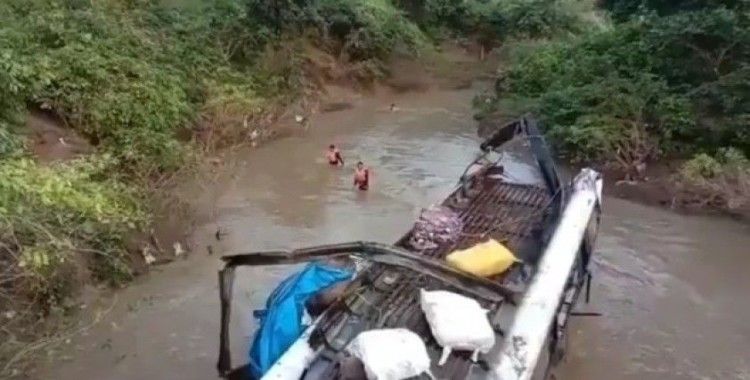 Hindistan’da otobüs nehre düştü: 6 ölü, 18 yaralı