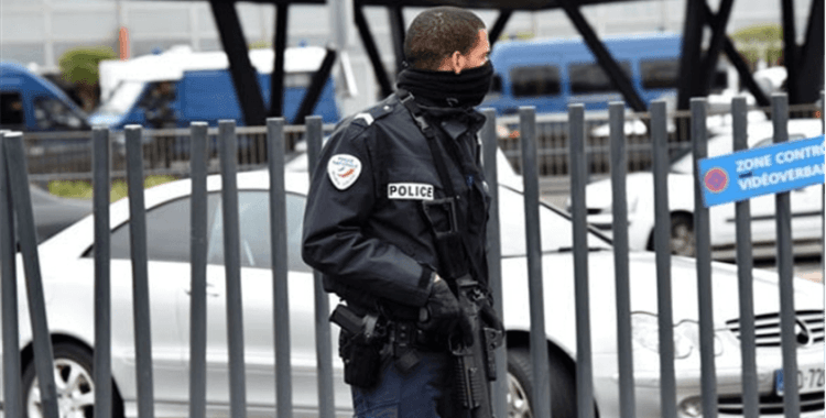 Paris’te polis merkezine bıçaklı saldırı