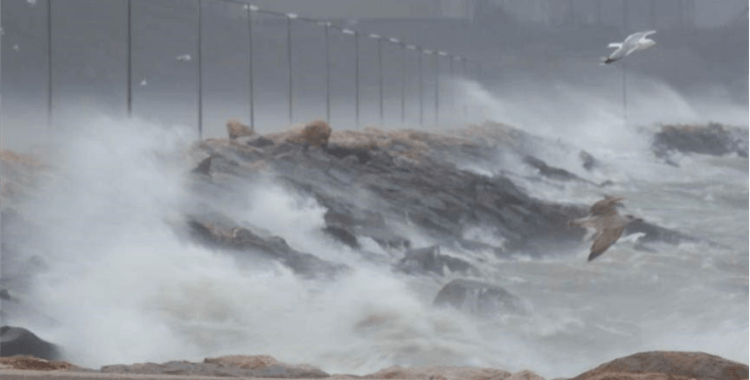 Fırtına ve yağmur İzmir’e yaklaşıyor, seferler iptal