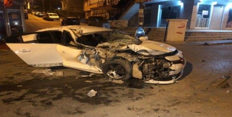 Ankara’da otomobil kamyonete arkadan çarptı: 6 yaralı