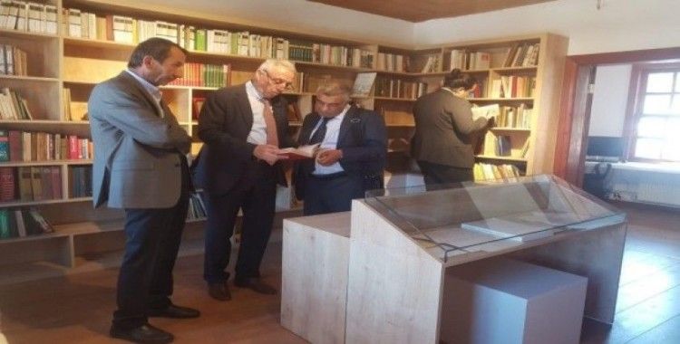 TOSYÖV Başkanı Ataol Behramoğlu Kitaplığını ziyaret etti