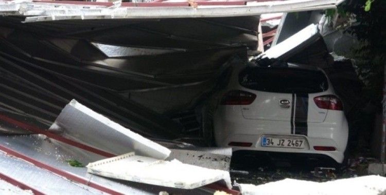Maltepe’de okulun çatısı park halindeki otomobillerin üzerinde devrildi