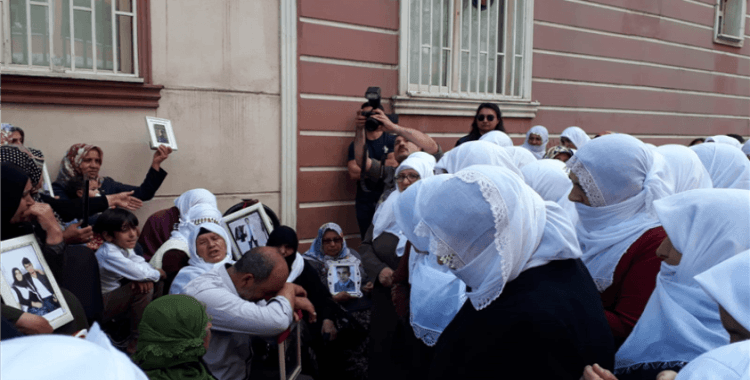 Beyaz tülbentli annelerden HDP önündeki ailelere destek