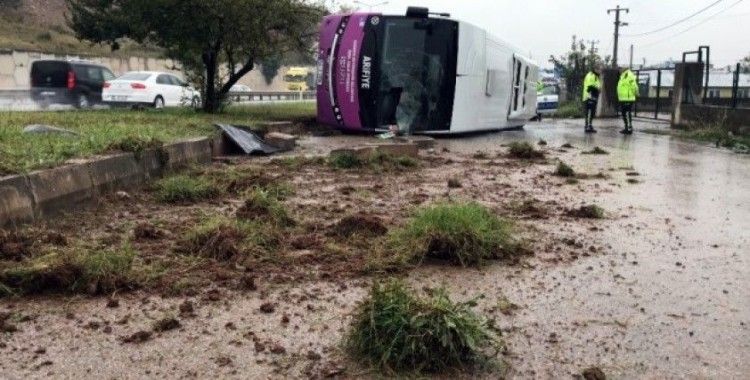 Sakarya’da yağışlı havada kontrolden çıkan otobüs kaza yaptı