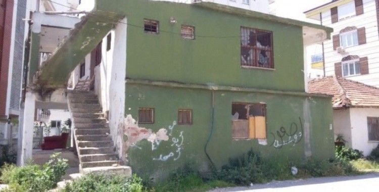 Antalya’da mahalleliyi rahatsız eden metruk bina yıkıldı