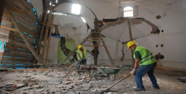 Heyelanda büyük hasar gören camide çalışma başlatıldı
