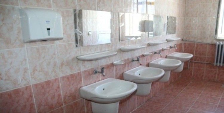 Edremit’te tehlike saçan okul lavaboları baştan sona yenilendi