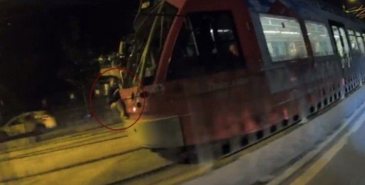 (Özel) İstanbul’da tramvaya asılan küçük çocuk şoke etti