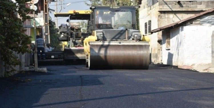 Ceyhan’da asfalt çalışmaları sürüyor